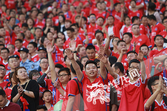  科隆主场球迷助威声震天德甲氛围浓厚