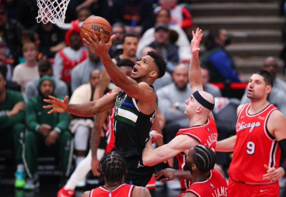  米切尔关键抢断骑士险胜公牛锁定季后赛